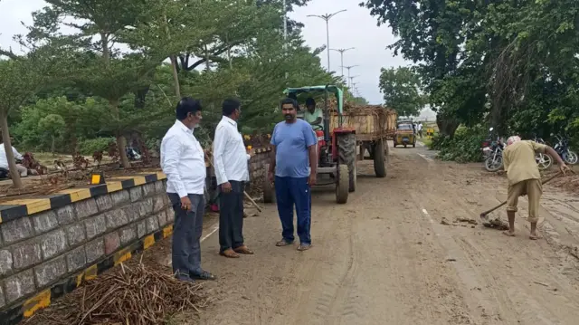 రోడ్లపై ఇసుక మేటలు