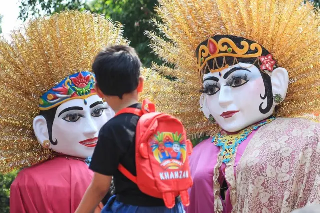Sejumlah seniman ondel-ondel tampil dalam parade HUT ke-25 Perkampungan Budaya Betawi Setu Babakan di Srengseng Sawah Jakarta, Sabtu (13/09).