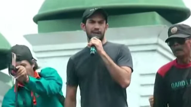 Aktor Reza Rahadian turut berorasi dalam demo tolak revisi Undang-Undang Pilkada di depan Gedung DPR/MPR RI, Kamis (22/08).