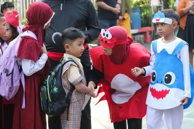 Sejumlah guru dan siswa mengenakan kostum bertema dunia laut pada hari pertama tahun ajaran baru untuk mengenalkan kekayaan maritim Indonesia kepada para siswa.