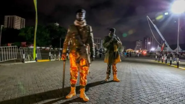 Abajejwe umutekano muri Kenya bameze magabo mu ruhigi rwo kurondera abagabo batanu bafitaniye imigenderanire n'abarwanyi biyitirira idini rya Islam