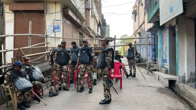 शाही जामा मस्जिद के रास्ते पर लगी बैरिकेडिंग की तस्वीर