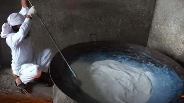 मिठाइ बनाउँदै हलुवाइ