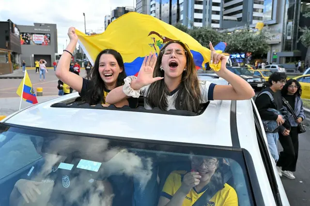 Taraftalar başkent Kito'da sokaklara taştı