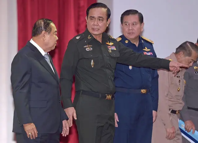 นายกฯ และหัวหน้า คสช. กับรองนายกฯ และรองหัวหน้า คสช. ในประชุมมอบนโยบายคัดเลือกสภาปฏิรูปแห่งชาติ (สปช.) ที่สโมสรทหารบก เมื่อ 4 ก.ย. 2557