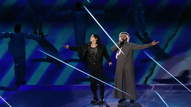 জং কুকের সাথে পারফর্ম করেছেন কাতারের খ্যাতিমান গায়ক ফাহাদ আর কুবাইসি। 