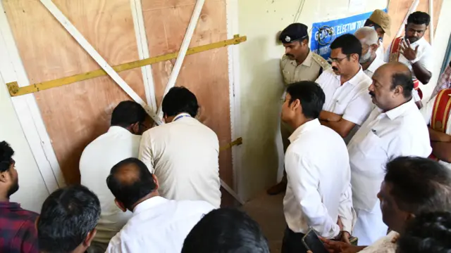 வாக்குப்பதிவு இயந்திரங்கள் வைக்கப்பட்டுள்ள 'ஸ்ட்ராங் ரூம்' எப்படி இருக்கும்? மூன்றடுக்குப் பாதுகாப்பில் யாரெல்லாம் இருப்பார்கள்?