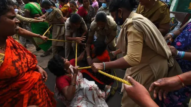 పారిశుధ్య కార్మికులు