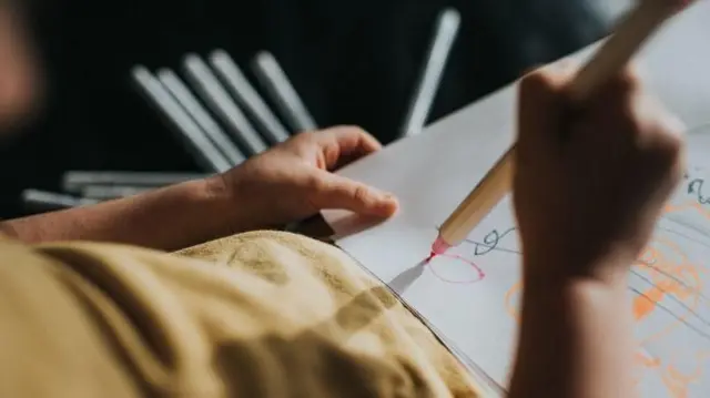 ડૉકટર, બીબીસી, ગુજરાતી
ડૉક્ટરે લખેલા દવાનાં પ્રિસ્ક્રિપ્શનના અક્ષરો લોકો કેમ વાંચી શકતા નથી?
ડૉક્ટર, મેડિકલ, અક્ષર, પ્રિસ્ક્રિપ્શન, બીબીસી ગુજરાતી, મેડિકલ સ્ટોર, અક્ષરોનું વિજ્ઞાન