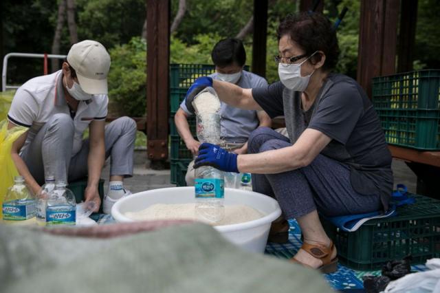 Những người tẩu thoát khỏi Bắc Hàn đang đổ gạo và thuốc men vào các chai nhựa để gửi ngược lại quê nhà  