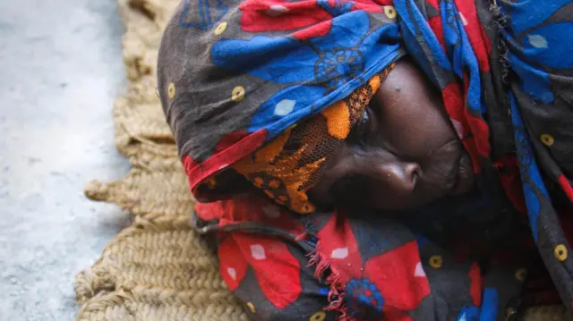 Okenye nwaanyị nọ n'orịa