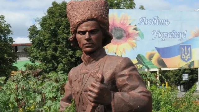 Пам'ятник Нестору Махну в Гуляйполі, оточений зеленню