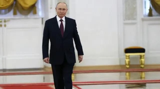 Putin caminhando em salão