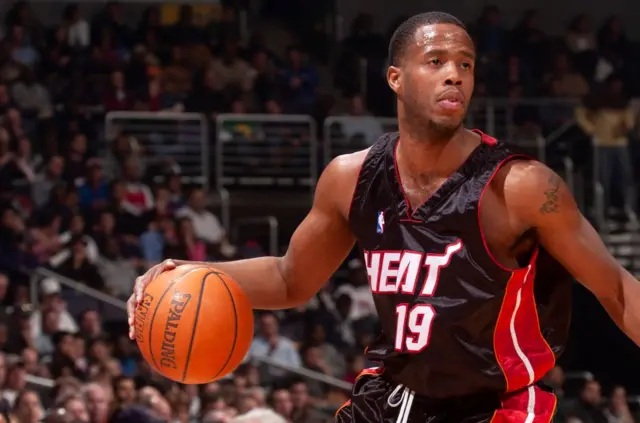 Damon Jones jogando basquete com camisa do Miami Heat