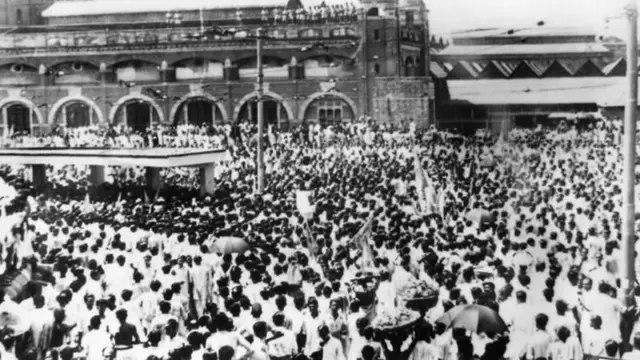 नेहरूंच्या मंत्रिमंडळातून राजीनामा दिल्यानंतर पहिल्यांदा जेव्हा मुखर्जी कलकत्त्याला आले. त्यांच्या स्वागतासाठी जमलेली गर्दी