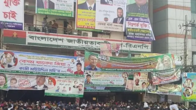 বিএনপির কেন্দ্রীয় কার্যালয়ে সামনে নেতাকর্মীরা 