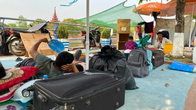 ငလျင်ဒဏ်သင့်ခဲ့တဲ့ မန္တလေးမြို့ခံတွေမြင်ကွင်း