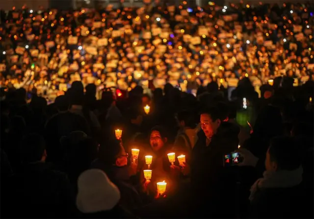 éŸ“å›½ã§ã¯å°¹éŒ«æ‚¦å¤§çµ±é ˜ãŒ12æœˆ3æ—¥å¤œã«çªç„¶ã€éžå¸¸æˆ’åŽ³ã‚’å®£è¨€ã€‚é‡Žå…šã‚„å›½æ°‘ã®å¤šããŒã“ã‚Œã«åç™ºã—ã€å¤§çµ±é ˜ã¯å®£è¨€ã‚’è§£é™¤ã—ãŸã®ã¡ã€14æ—¥ã«å¼¾åŠ¾ã•ã‚Œã€è·å‹™åœæ­¢ã¨ãªã£ãŸã€‚å†™çœŸã¯12æœˆ5æ—¥ã€ã‚½ã‚¦ãƒ«ã§å¤§çµ±é ˜è¾žä»»ã‚’æ±‚ã‚ã‚‹äººãŸã¡