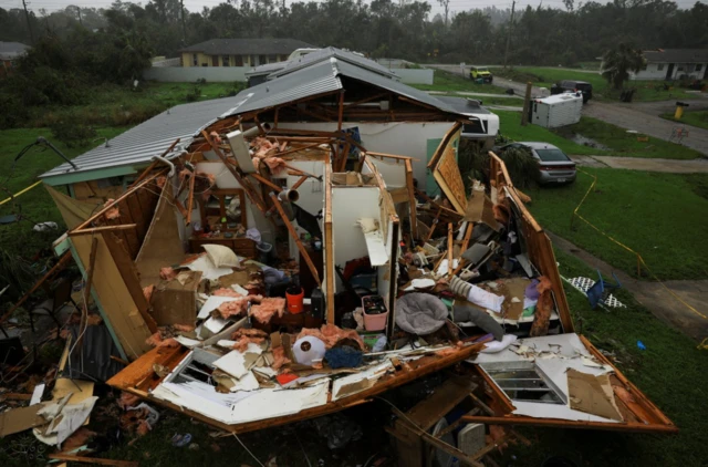 Sebuah bangunan yang rusak setelah Badai Milton menerjang Lakewood Park di St. Lucie County, Florida, AS, pada 10 Oktober 2024.