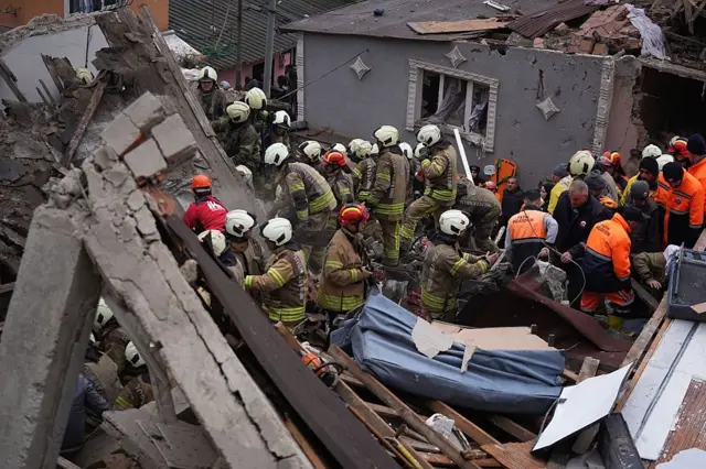 Ekipler Fatih'te çöken iki binaların enkazında arama kurtarma çalışmalarında bulunuyor