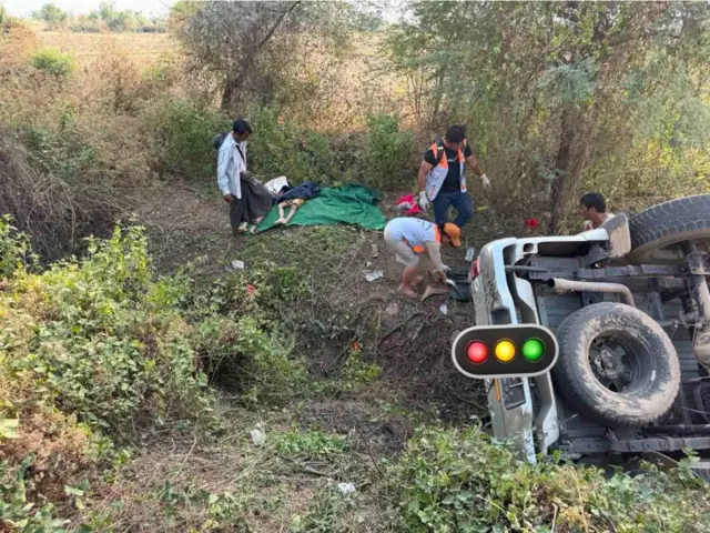 ကားမှောက်ပြီးနောက် ကူညီကယ်ဆယ်နေတဲ့မြင်ကွင်း