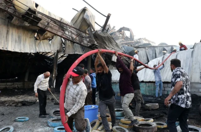 소방대원들과 주변 사람들이 구조 작업을 벌이고 있다