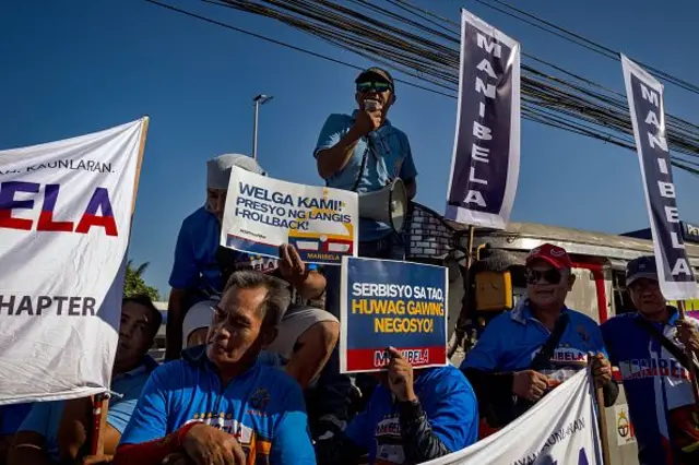 रॉनी रिलोसा (खांद्यावर बॅग घेतलेले) मागील 30 वर्षांपासून जीपनी ड्रायव्हरचं काम करतात.