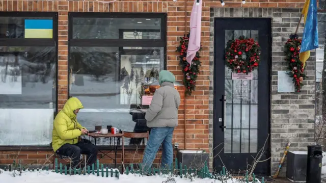 Кияни біля кафе в Києві 13 січня