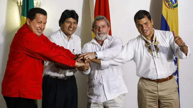 Da esquerda para a direita, os então presidentes Hugo Chávez (Venezuela), Evo Morales (Bolívia), Luiz Inácio Lula da Silva (Brasil) e Rafael Correa (Equador) de mãos dadas em 2008