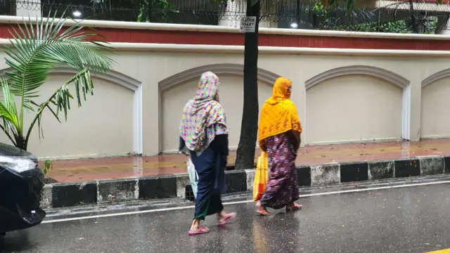 বাড্ডা থেকে গুলশান এলাকায় মাংস তুলতে এসেছেন অনেকে।