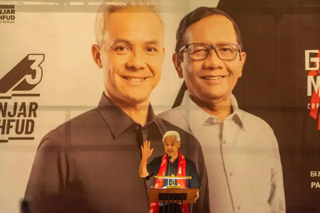 Calon Presiden nomor urut 3 Ganjar Pranowo menyampaikan pidato politiknya saat berkampanye di Palu, Sualwesi Tengah, Senin (04/12).