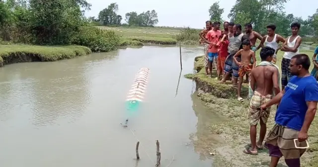 টর্পেডোটি দেখতে ভিড় করে শত শত মানুষ