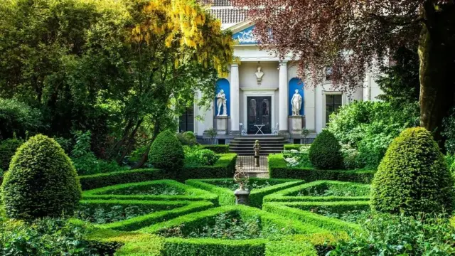 Museum Van Loon adalah rumah dan taman bersejarah yang tidak memiliki daya tarik seperti atraksi lainnya di Amsterdam.