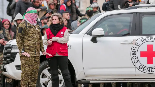 Ок атышууну токтотуу келишиминин алкагында туткундарды бошотуу жараянынан бир көрүнүш