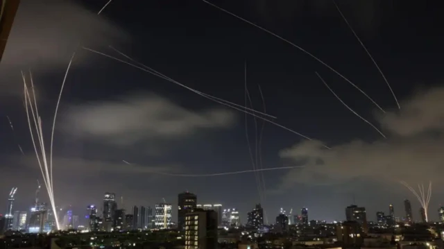 İsrail hava savunma sistemleri Tel Aviv üzerinde İran füzelerini engelliyor