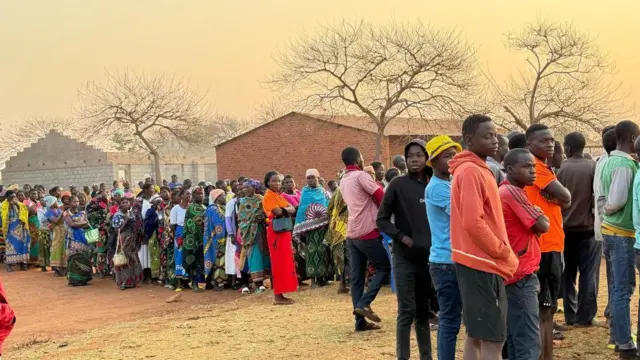 Pipo line up to cast dia votes for di poll for Malawi election