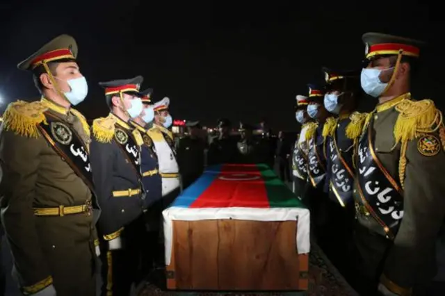  تابوت مامور کشته شده جمهوری آذربایجان توسط ماموران دژبانی ارتش ایران با بدرقه نظامی تحویل ماموران جمهوری آذربایجان شد