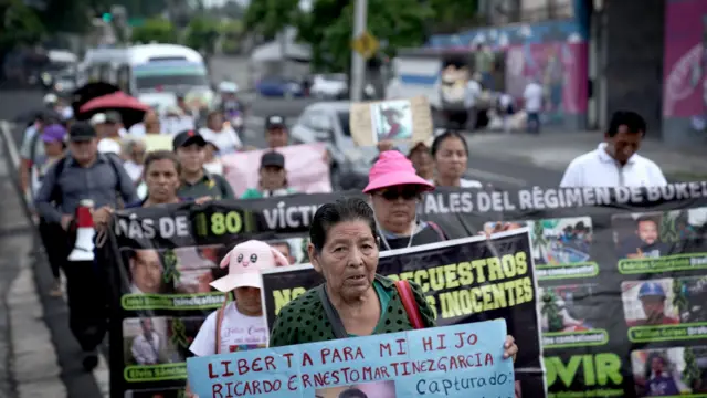 Grupo de mulheres empunhando cartazes que pedem libertação de seus filhos.
