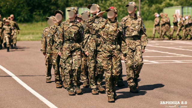 Примусова мобілізація в окупації. Дівчата і хлопці у військовій формі марширують і віддають честь