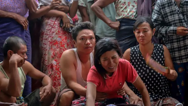 सगाईंग प्रदेशातील ताबायिन टाऊनशिपमधील ओहे हटीन ट्विन गावात म्यानमारच्या लष्करानं केलेल्या बॉम्बहल्ल्यात मारले गेलेल्या लोकांच्या मे महिन्यात करण्यात आलेल्या अंत्यसंस्काराच्या वेळेस शोकाकूल लोक