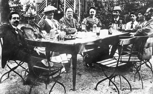 8 மணி நேர வேலை அமலுக்கு வந்தது எப்போது?