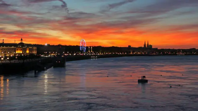 Vista del atardecer sobre el río Garona en Burdeos