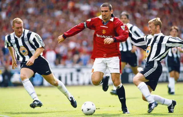 اریک کانتونا در حالی بازی برای منچستر یونایتد مقابل نیوکاسل در جام خیریه ماه اوت ۱۹۹۶