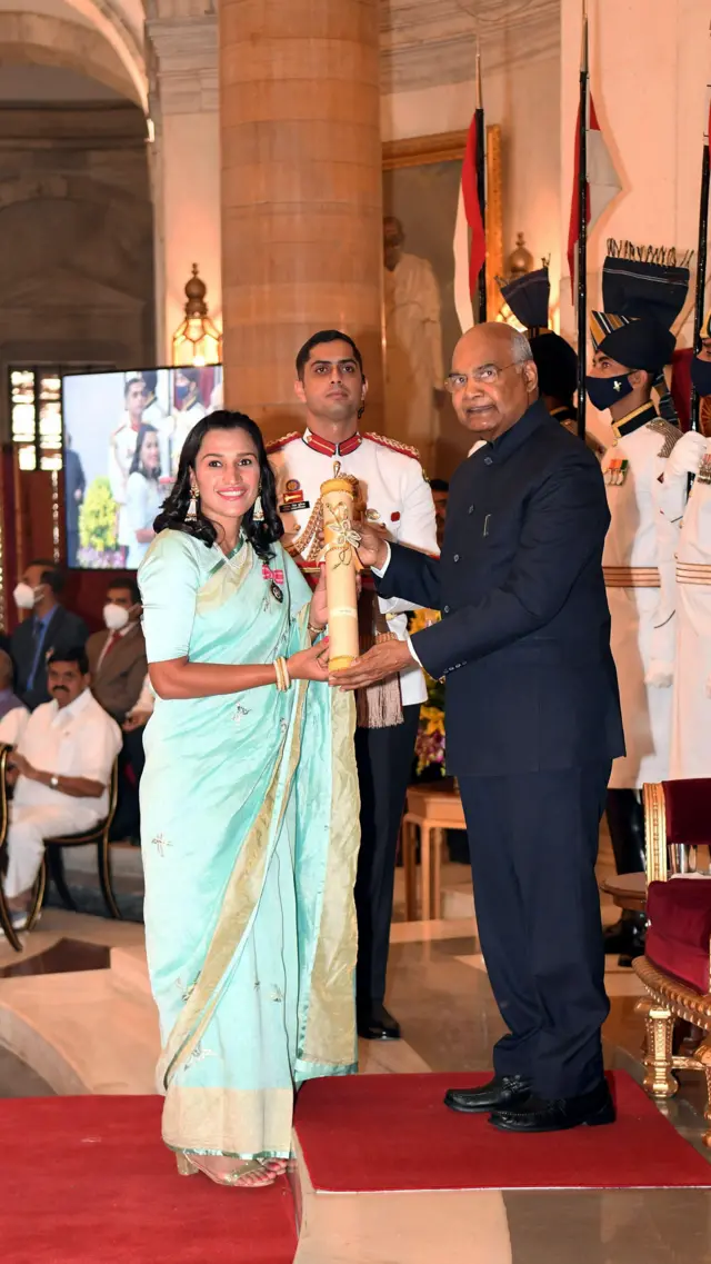 तत्कालीन राष्ट्रपती रामनाथ कोविंद यांच्या हस्ते पद्मश्री पुरस्कार स्विकारताना राणी रामपाल (संग्रहित छायाचित्र)