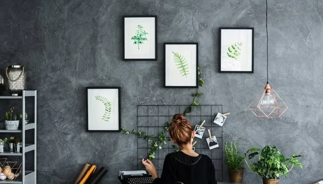 Une façon d’utiliser le sens de la verticalité est d’accrocher des tableaux à différents niveaux.