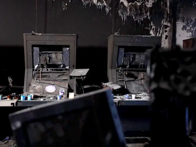 हमाल/वॉर रूम में दो जले हुए कंप्यूटर