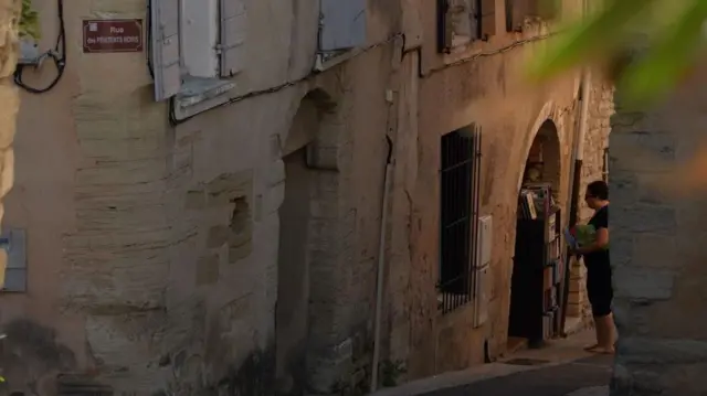 Мазан — сот болуп жаткан жерден жарым сааттык аралыктагы теребели тынч айыл.