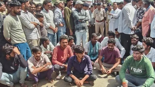 लखन यादव के रिश्तेदारों ने उनका शव सड़क पर रखकर प्रदर्शन किया