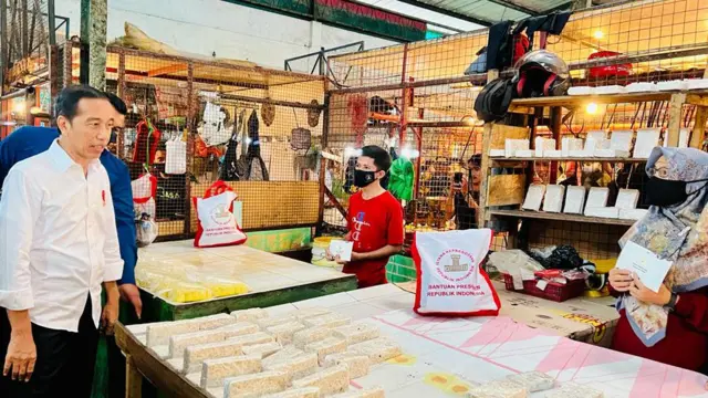 Kunjungan Jokowi ke Pasar Cigombong, Bogor.