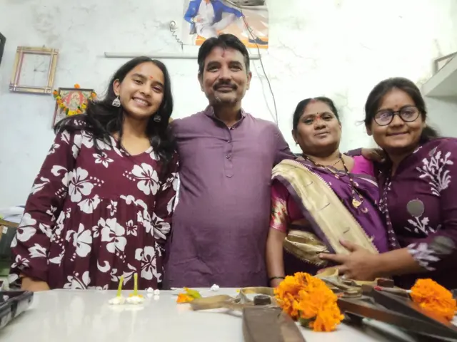 तनुश्री कुटुंबीयांसह
